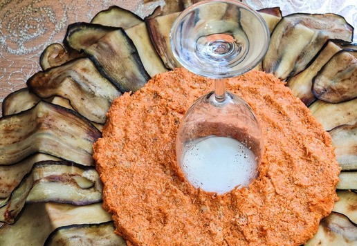 1. Этап. Салат с баклажанами и индейкой: Распределить морковно-ореховый слой вокруг бокала.