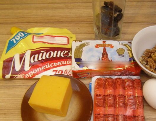 1. Этап. Салат Любимый с черносливом: Приготовьте все ингредиенты. В первую очередь поставьте яйца вариться.