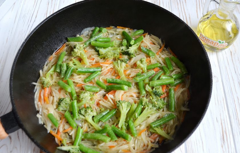 1. Этап. Тушеный сельдерей: 5. Положите фасоль и капусту, предварительно разобранную на тонкие кусочки. Перемешайте и тушите еще 10 минут все вместе.