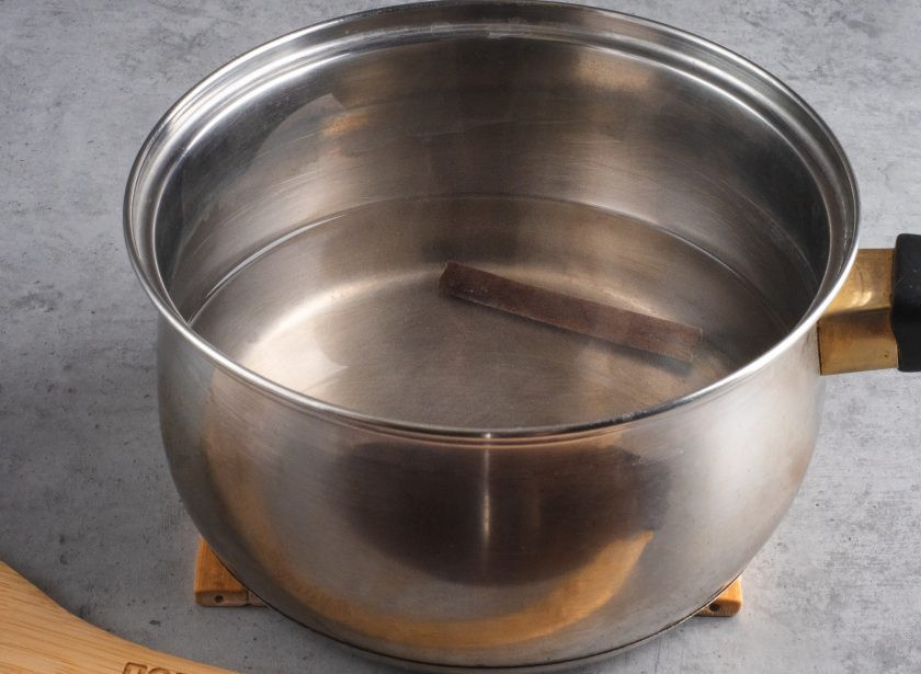 1. Этап. Маседуан: В воду положите сахар и корицу. Доведите до кипения, помешивайте, чтобы растворился сахар.