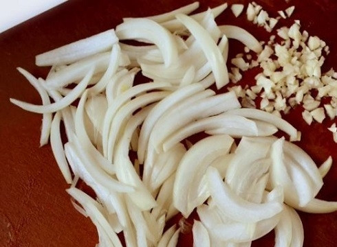 1. Этап. Рататуй в мультиварке: Очистим лук и чеснок. Чеснок мелко порубим, лук нарежем, как вам нравится.