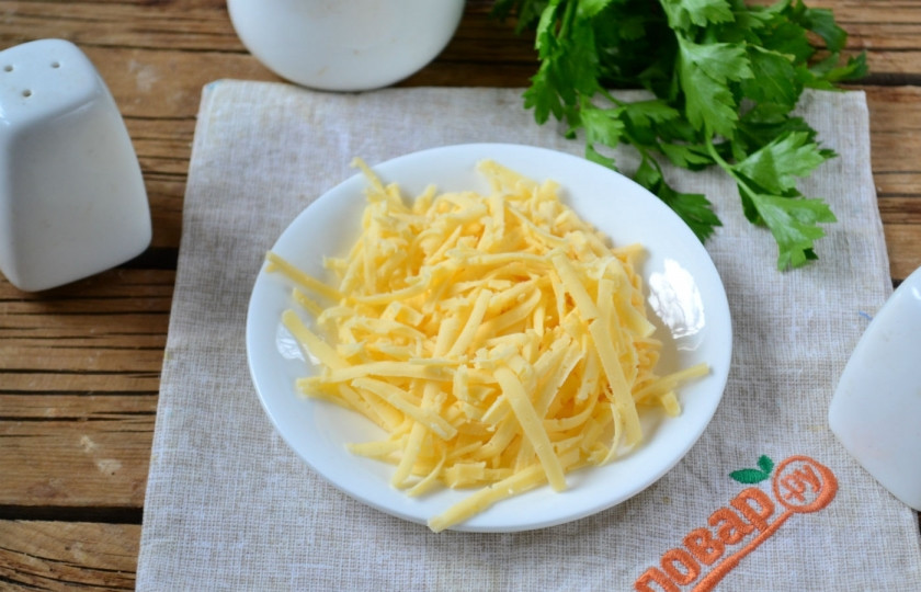 1. Этап. Куриные отбивные в сырном кляре: Сыр натрите на крупной терке.