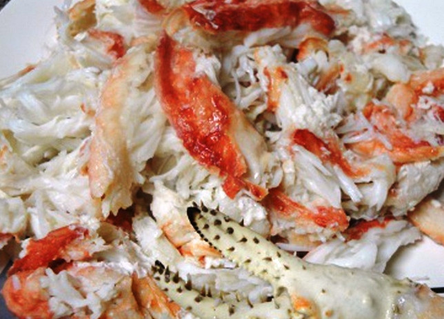 1. Этап. Суп из крабов: Клешни королевского краба необходимо отделить от туловища. Отварите их в чуть подсоленной воде до готовности. Очистите мясо краба от хитина (панциря).