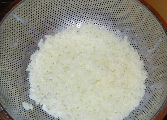 1. Этап. Рисовый пирог: 5. В кастрюлю влейте молоко (можно разбавить с водой) и добавьте рис. После закипания всыпьте щепотку соли и варите на медленном огне до готовности.