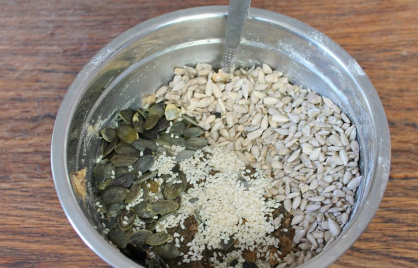 1. Этап. Галеты с семечками: Высыпаем подготовленные семечки и все перемешиваем.