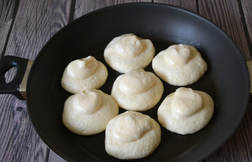 1. Этап. Японские панкейки: Снимите крышку и добавьте еще немного теста на каждый панкейк. Затем аккуратно переверните и прожарьте с другой стороны.