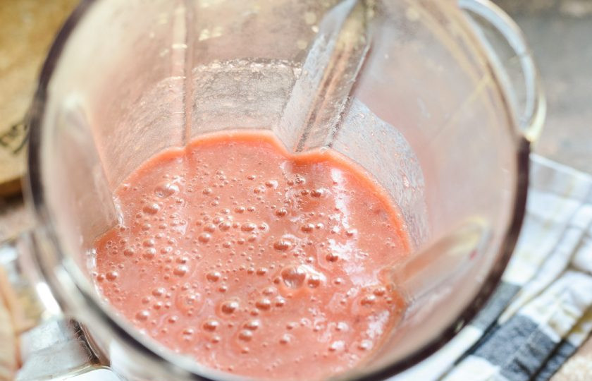 1. Этап. Пюре из сливы для грудничка на зиму: Переложите сливы в чашу блендера, после измельчите на высоких оборотах.