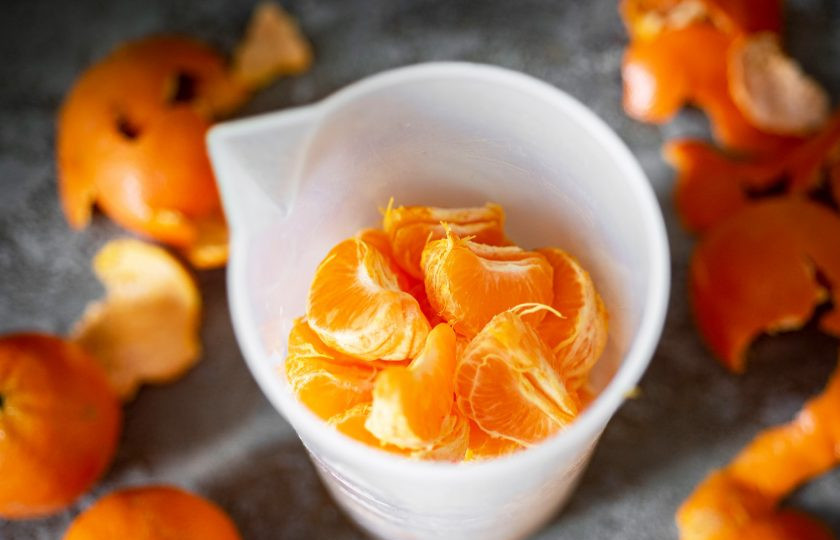 1. Этап. Мандариновое мороженое: Почистите все мандаринки от кожуры и выложите их в удобную чашу для взбивания.