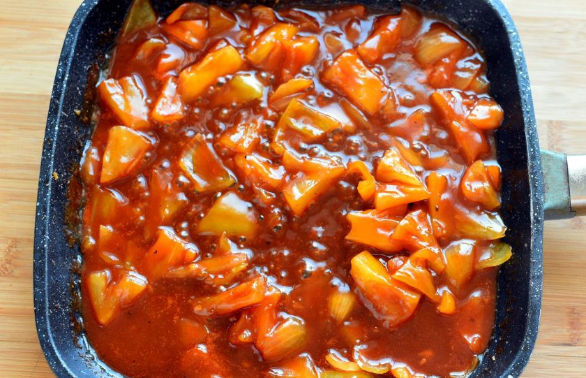 1. Этап. Свиная вырезка по-азиатски с кисло-сладким соусом: Добавьте устричный и соевый соус, сироп, рисовый уксус, ананасовый сок и томатную пасту. Всыпьте остаток пряной смеси. Хорошо перемешайте и проварите соус минуты 2-3. Затем разведите крахмал в 50 мл воды и добавьте в соус, доведите до загустения.