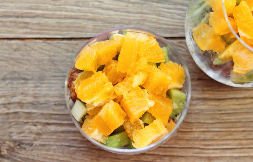 1. Этап. Бананы по-бразильски: У апельсина срежьте кожуру с белой частью и порежьте кубиком. Удалите семечки и разложите апельсин по креманкам.