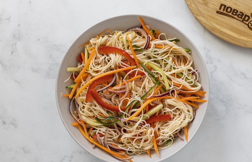 1. Этап. Вьетнамская лапша с овощами: Объедините лапшу с овощами. Добавьте мелко порубленную кинзу и кунжут.