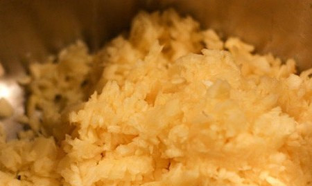 1. Этап. Аджика на зиму: Затем очищаем яблоки от кожуры, удаляем из них сердцевину и также трем их на крупной терке, выкладываем яблоки к моркови.