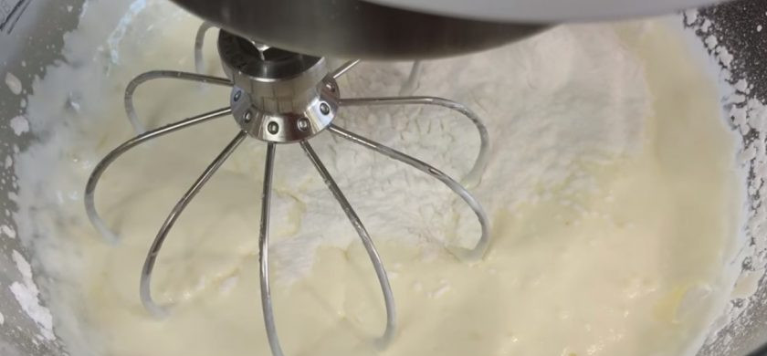 1. Этап. Торт Сметанник без выпечки (на скорую руку): 2. Добавьте загуститель для сметаны или загуститель для сливок, перемешайте миксером до загустения. Немного печенья измельчите блендером, скалкой или толкушкой – отдельно два вида.