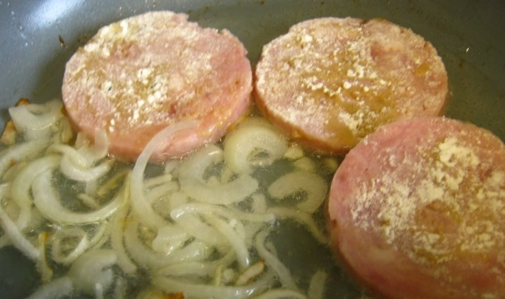 1. Этап. Жареная ветчина: Обжариваем лук в масле до золотистого цвета, потом выкладываем ветчину.