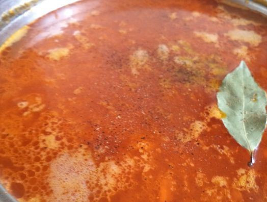 1. Этап. Лагман без мяса: 5. Готовую смесь со сковороды бросаем в кастрюлю с уже готовой картошкой. Добавляем лавровый лист, всяческие специи и соль по вкусу. Продолжаем варить на небольшом огне до той густоты, которая вас устроит.