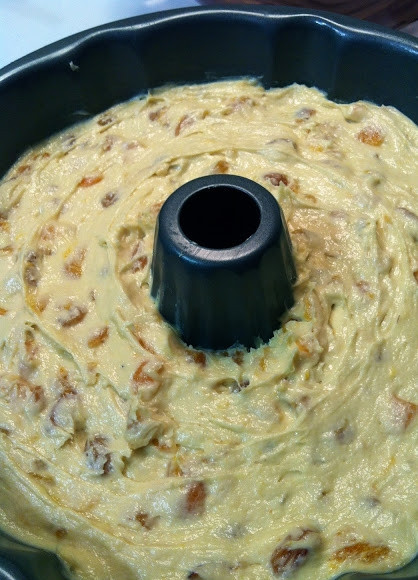 1. Этап. Кекс с курагой и изюмом: 4. Выпекайте в смазанной жиром форме при 180 градусах в течение 45 минут. Для уверенности проверяйте готовность шпажкой.