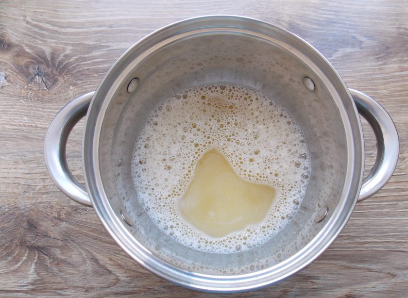 1. Этап. Хворост Ажурный: Влейте воду и снова перемешайте.