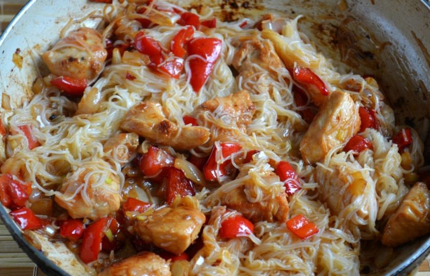 1. Этап. Рисовая лапша с курицей: Рисовая лапша с курицей готова. Подавайте её горячей в небольших пиалах. Приятного аппетита!