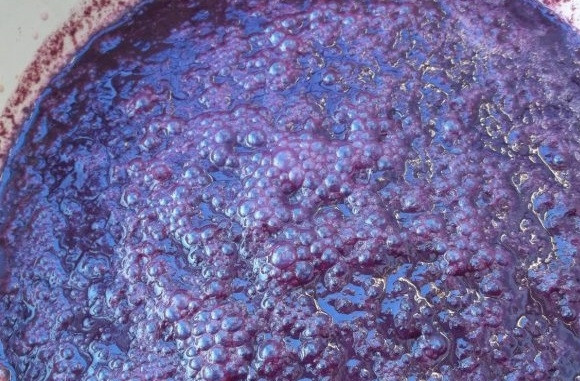 1. Этап. Пеламуши: 4. Виноградную массу выложите в большую миску или кастрюлю, доведите до кипения, затем огонь понизьте и тушите на медленном огне, периодически помешивая, в течение 3 часов.