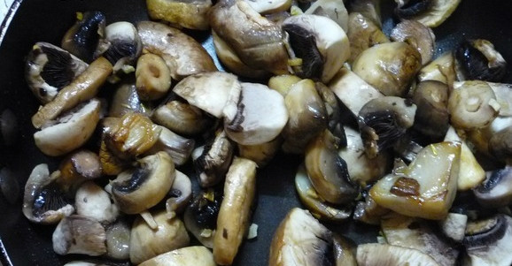 1. Этап. Салат из брокколи и шампиньонов: К чесноку добавляем шампиньоны. Обжариваем на среднем огне около двух минут.