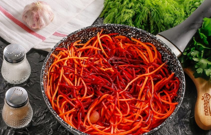 1. Этап. Салат из свеклы и моркови по-корейски: Обжарьте примерно 1-2 минуты, перемешивая нарезки в сковороде. Затем влейте соевый соус и выключите нагрев.