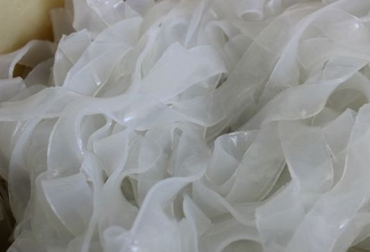 1. Этап. Салат с кальмарами и шампиньонами: 3. Параллельно отварите кальмары и лапшу, согласно инструкции на упаковке.