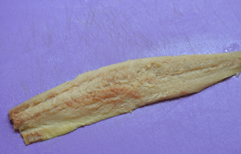 1. Этап. Рулетики из сельди в маринаде: Филе сельди аккуратно отделите от костей.