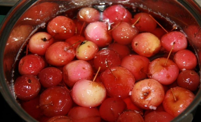 1. Этап. Варенье из ранеток с хвостиками: 7. Процедуру с варкой повторяем три раза, после каждого даем варенью полностью остынуть, в последний можно проварить яблоки немного дольше.