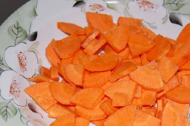 1. Этап. Кавказский суп из баранины: Также порежьте морковь.