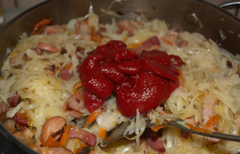 1. Этап. Мясо по-староуральски: Добавьте томатную пасту. Перемешайте, тушите снова. При необходимости подливайте немного воды.