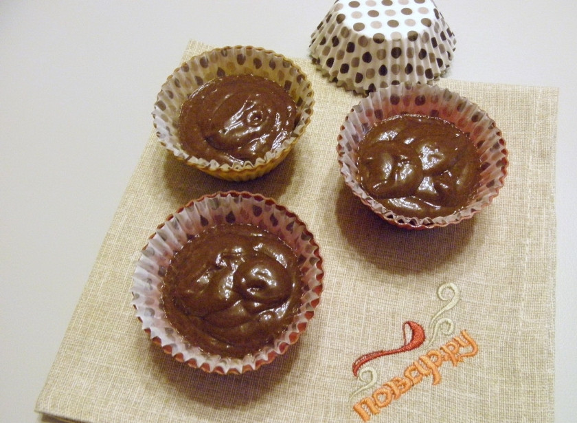 1. Этап. Постные маффины: 6. Налейте чуть больше половины формочки теста. Поставьте в горячую духовку, выпекайте маффины 25 минут при температуре 200 градусов. Время и температура могут отличаться в зависимости от вида духовки.