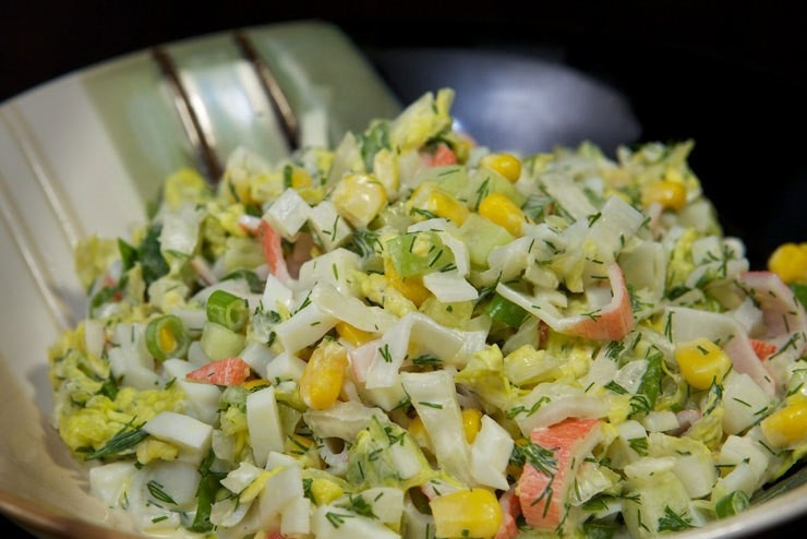 1. Этап. Салат с кукурузой и крабовыми палочками: Заправьте салат майонезом и солью. Перемешайте блюдо. Приятного аппетита!