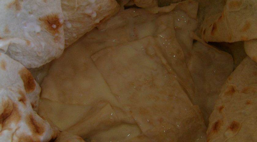 1. Этап. Ачма с брынзой: Выкладываем несколько кусочков лаваша на основной лаваш.