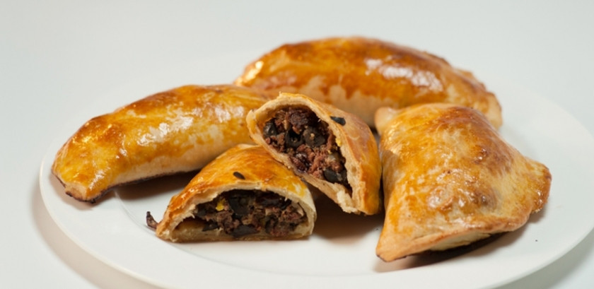 1. Этап. Эмпанадас: Смажьте каждый пирожок яичным желтком. Поставьте их в разогретую до 200 градусов духовку. Выпекайте 35-40 минут. Приятного аппетита!