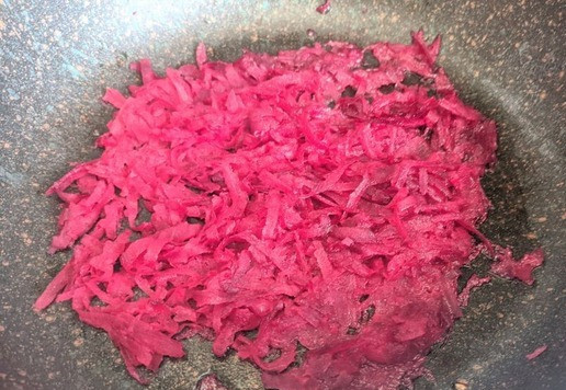 1. Этап. Шведские котлеты со свеклой из индейки: Обжариваем свеклу на масле, добавляем немного воды, тушим до выпаривания жидкости.