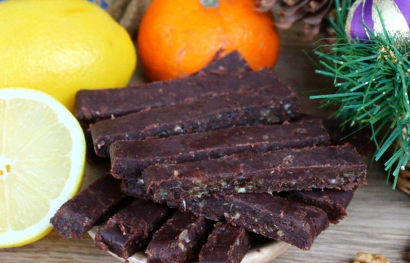 1. Этап. Шоколадные батончики: Шоколадные батончики с орехами, финиками и ароматом лимона готовы.