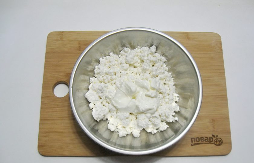 1. Этап. Творожная запеканка с яблоками и манкой: В миску выложите творог и сметану.
