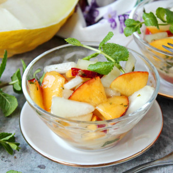 Салат из дыни и нектарина