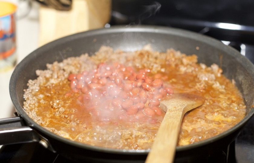 1. Этап. Французский салат с мясом: 1. Для начала подготовим мясо. На среднем огне обжарим сначала фарш со специями, чтобы вся жидкость ушла, затем добавим бобы прямо из банки, уменьшим огонь и тушим до готовности.