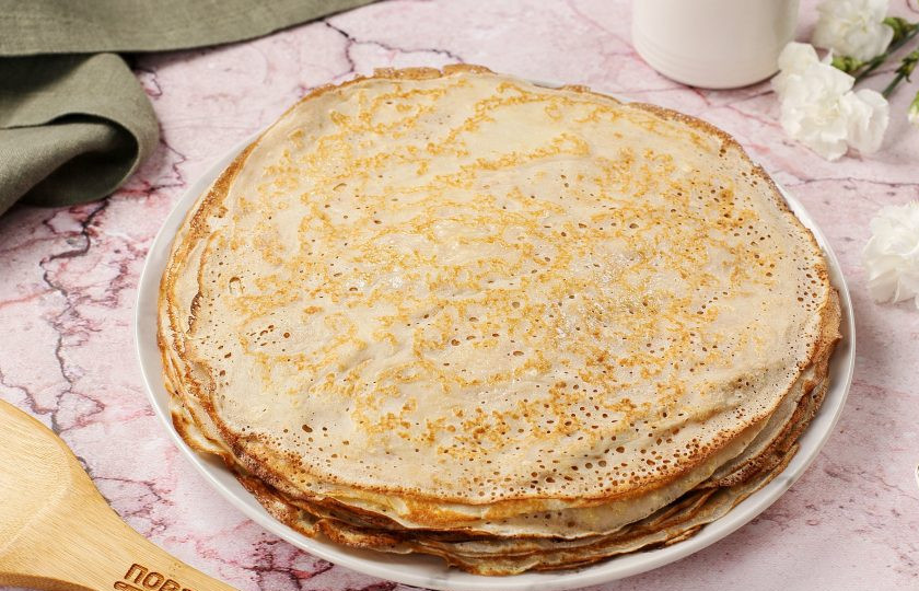 1. Этап. Блины в пластиковой бутылке на молоке: Складывайте блины стопочкой. При желании можно их смазать сливочным маслом.