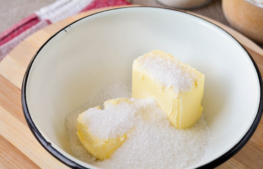 1. Этап. Кекс без разрыхлителя: Всыпьте в миску сахар и мягкое сливочное масло комнатной температуры. Если масло у вас не успело растаять, растопите его на самом тихом огне или в микроволновке.