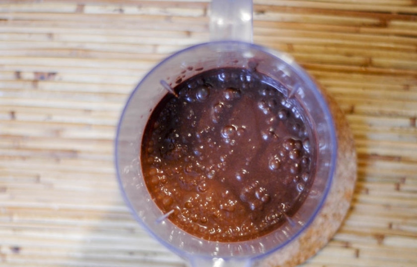 1. Этап. Вегетарианский мусс: Сложите в блендер тофу, ванильный экстракт, соевое шоколадное молоко и топлёный шоколад. Смешайте.