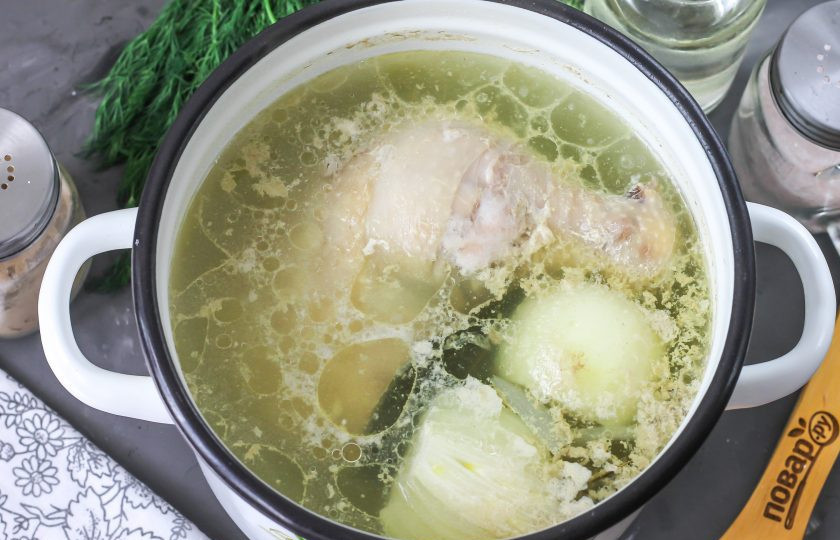 1. Этап. Бульон из куриных окорочков: Как только закипит жидкость в кастрюле, обязательно снимите образовавшуюся пену.