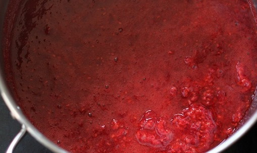 1. Этап. Желе из малины без варки: Малину перекладываем в кастрюлю, добавляем мед, немного яблочного сока и перемешивая ставим на самый маленький огонь, слегка прогреться, чтоб мед полностью раствориться. Опять же! Ни в коем случае не кипятить.