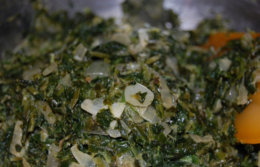 1. Этап. Шпинат в сливочном соусе: Всё перемешайте и потушите ещё минут 5. Подавайте на стол, как гарнир. Приятного аппетита.