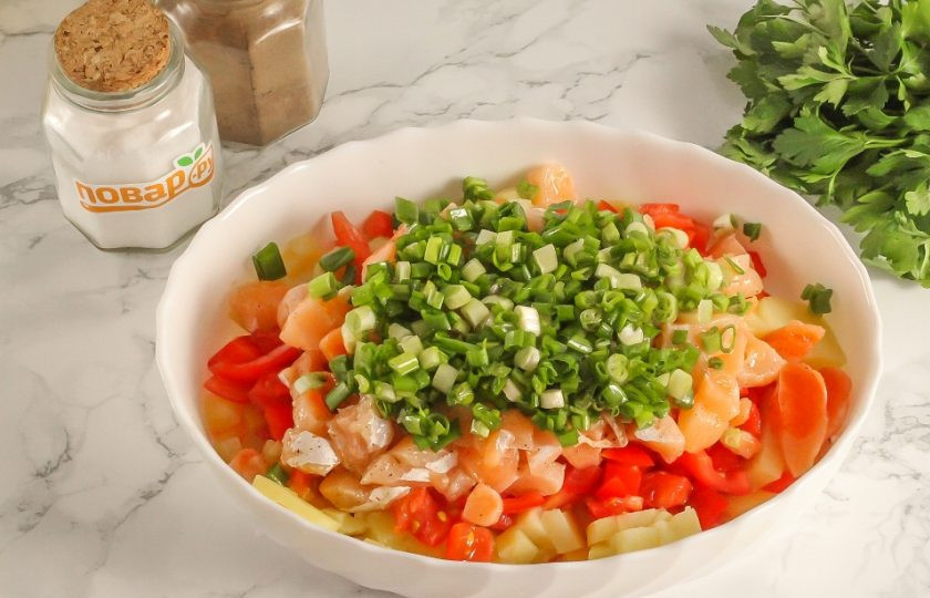 1. Этап. Салат Русские традиции с красной рыбой: Промойте и измельчите зеленый лук. Можно вместе с ним добавить в салат и измельченный укроп, он тоже отлично подчеркивает вкус красной рыбы.