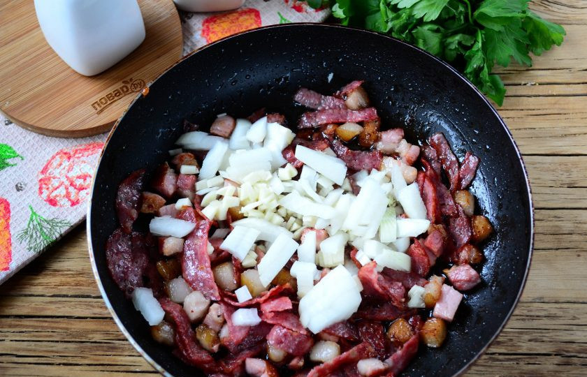 1. Этап. Курица в карбонаре: Затем добавьте мелко порезанный лук и чеснок, готовьте, пока лук не станет прозрачным.