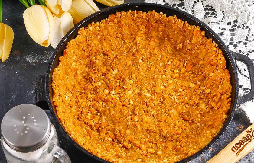 1. Этап. Сливовый чизкейк: Выложите всю массу в форму и разровняйте, заходя и на бортики. Разогрейте духовку до 180 градусов и поместите форму в нее на 10 минут. Диаметр моей формы 24 см.