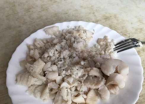 1. Этап. Рыбный салат Раковые шейки: Достаем шумовкой готовую рыбу и даем ей остыть до такого состояния, чтобы нам было удобно перебрать ее и удалить кости, затем рыбу разминаем вилкой.