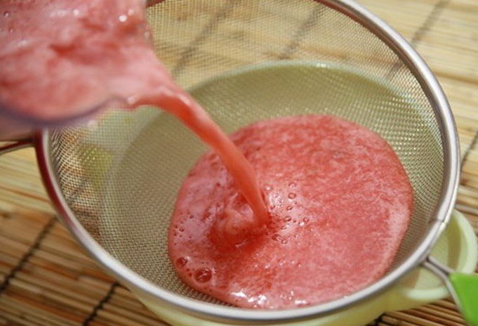 1. Этап. Мороженое из арбуза: Взбейте смесь и процедите через сито.